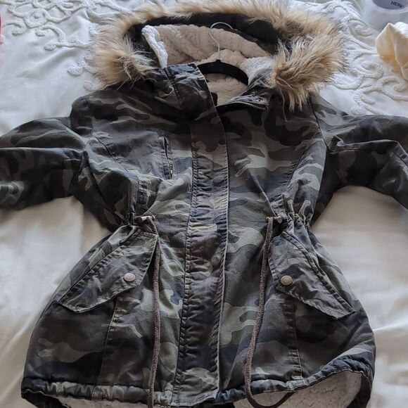 Love Tree Sherpa Drawstring Camouflage- Removable Fur-Trimmed Women's Jacket - Picture 13 of 13